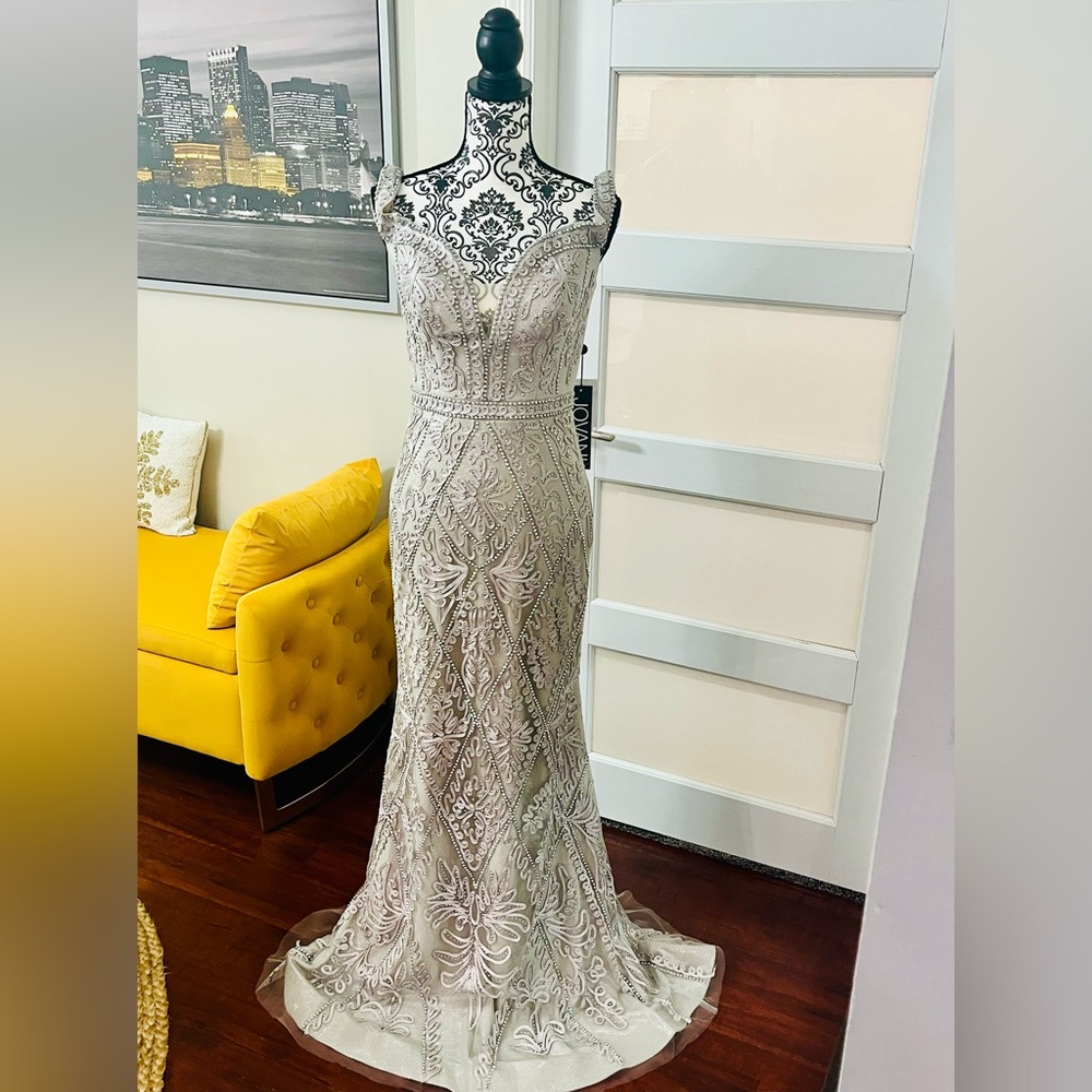 Beautiful Luxurious Stunning Jovani Evening/Prom Dress✨
Size 6